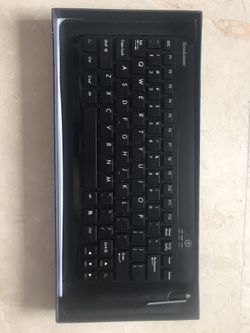 Wireless Brookstone Keyboard with case - NEW