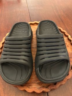Women’s size 8 Hoka Ora recovery slides slip ons
