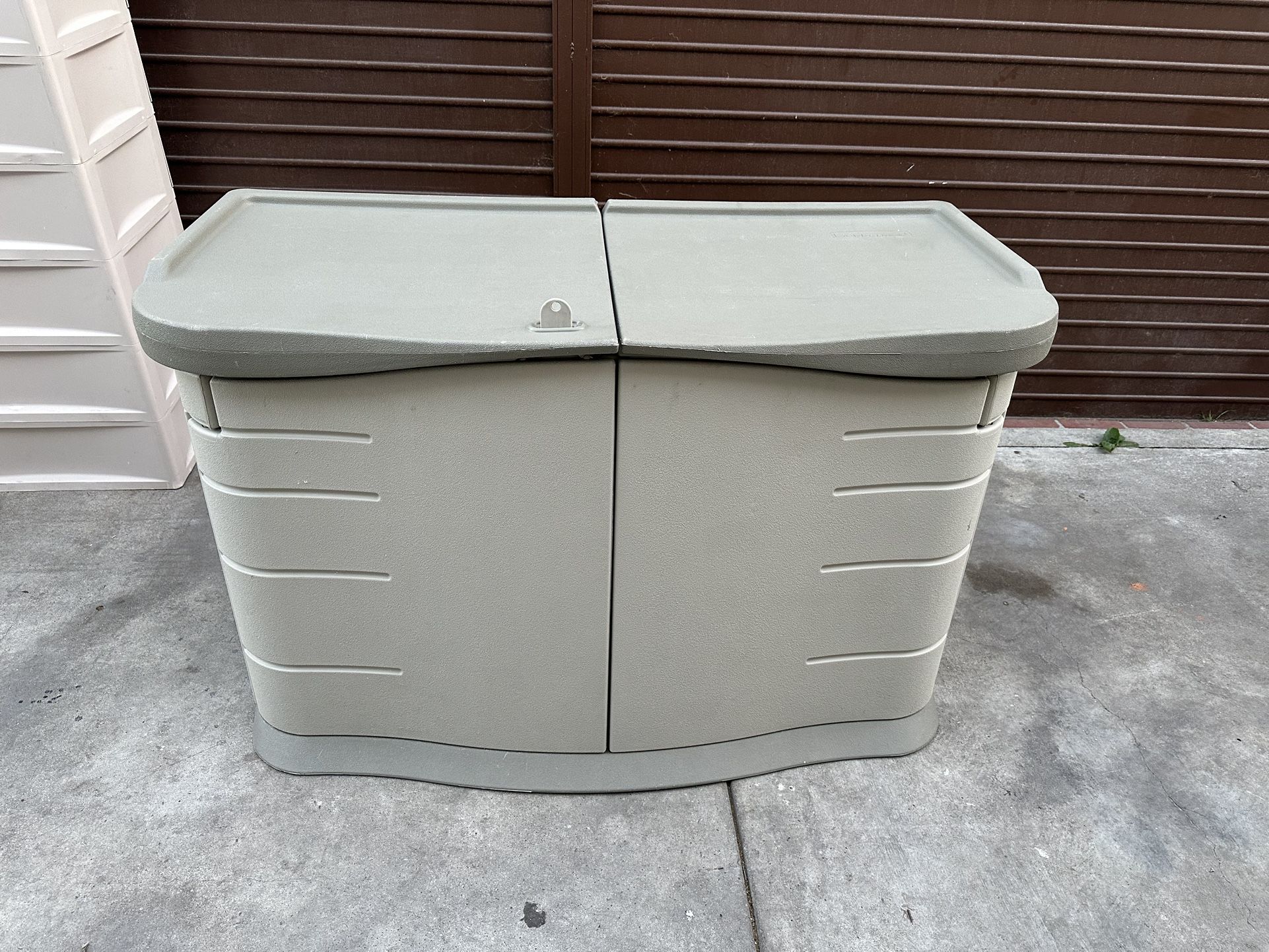 Rubbermaid Portable Outdoor Split Lid Shed w/ Impact-Resistant Floor, Sandstone
