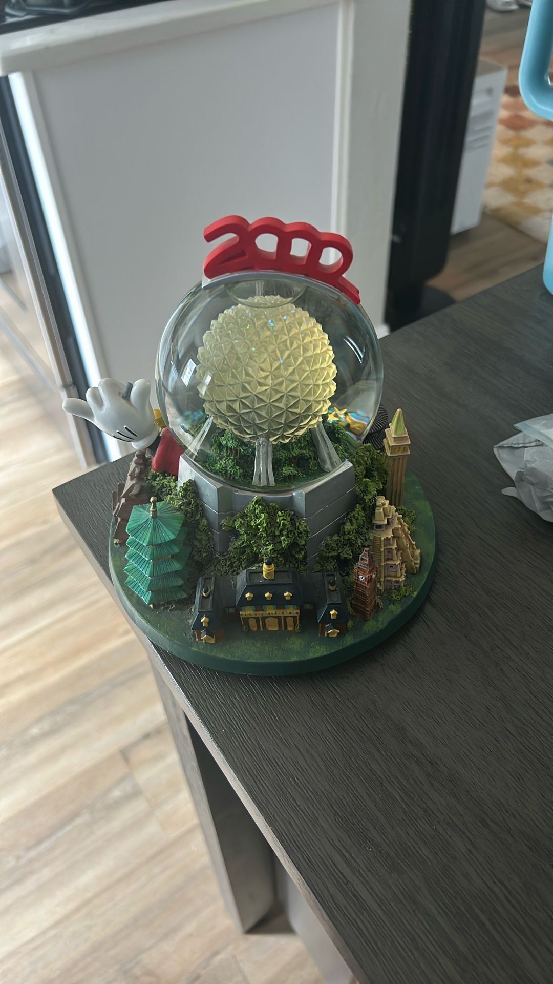 2000 Epcot Snow Globe