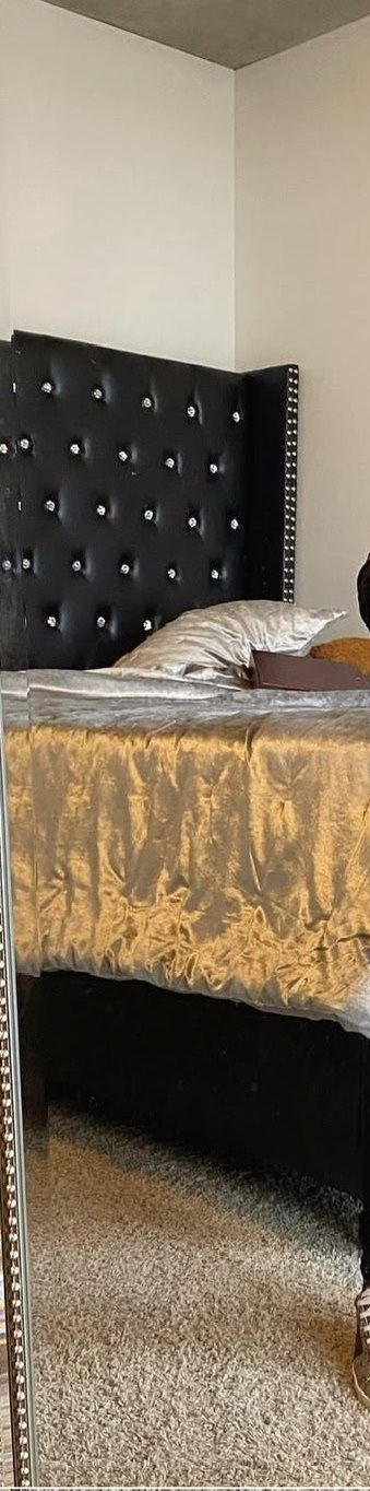 QUEEN SIZE BED FRAME