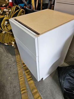 NICE CABINET WITH SOFT CLOSING DOORS HINGES LIKE NEW CONDITION NEVER BEEN USED