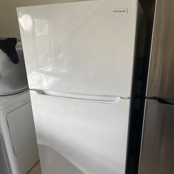 New Frigidaire Top Freezer Refrigerator 20 Cu Ft 