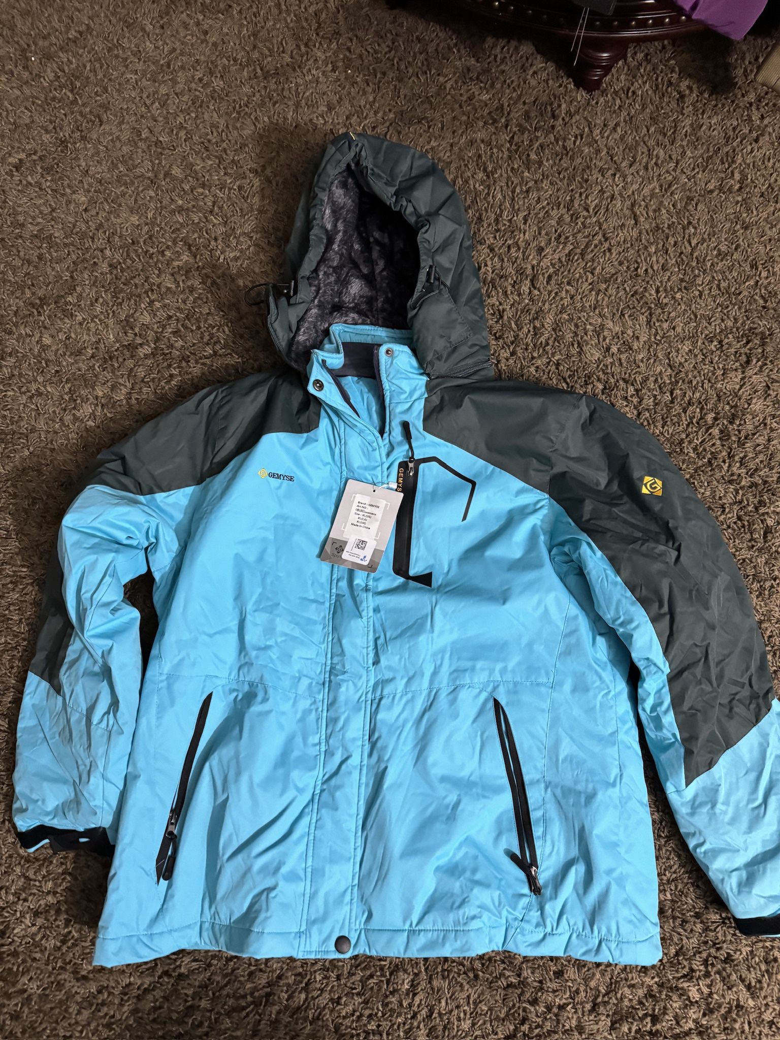GEMYSE Women's Mountain Waterproof Ski Snow Jacket Winter Windproof Rain Jacket size X-Large