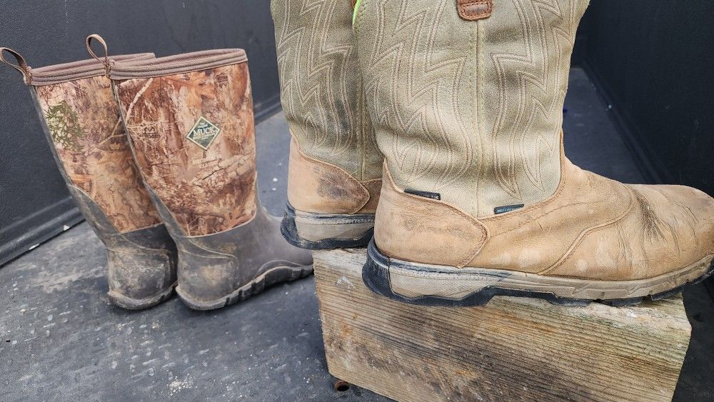 SET OF WORK BOOTS 👢 AND RAIN 🌧 BOOTS!!(BOTH FOR $150) (USED BUT GOOD 💪 [SIZE 13] NOW $70.00 NOW $60!!