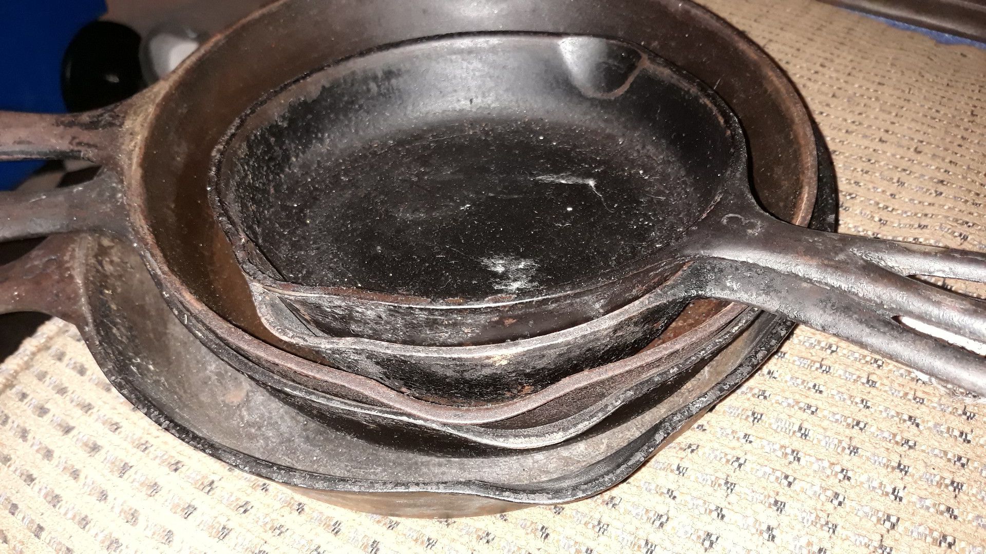 Wagner Cast Iron Fry Pans 3 large and 2 small