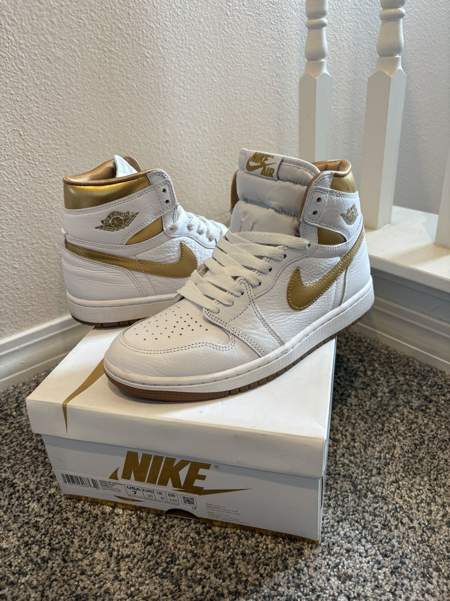 Wmns Air Jordan 1 Retro High OG 'Metallic Gold'