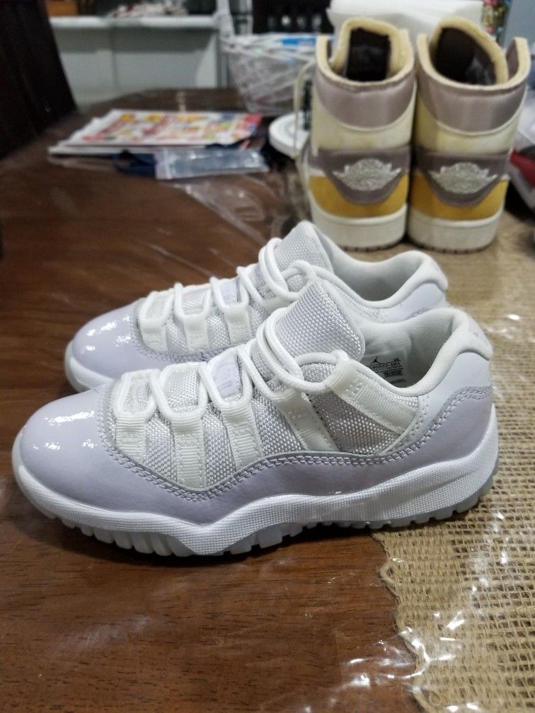 Air jordan 11 low hotsell frost white