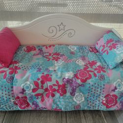 AMERICAN GIRL DOLL 2015 WHITE  20 x 12 WOOD DAYBED BED BEDDING WITH REVERSIBLE BEDSPREAD, PILLOWS & CUSHIONS SET