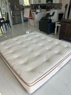 King Saatva Latex Hybrid only 90 days old I can deliver or come see Retail $3,289 Your Price $675