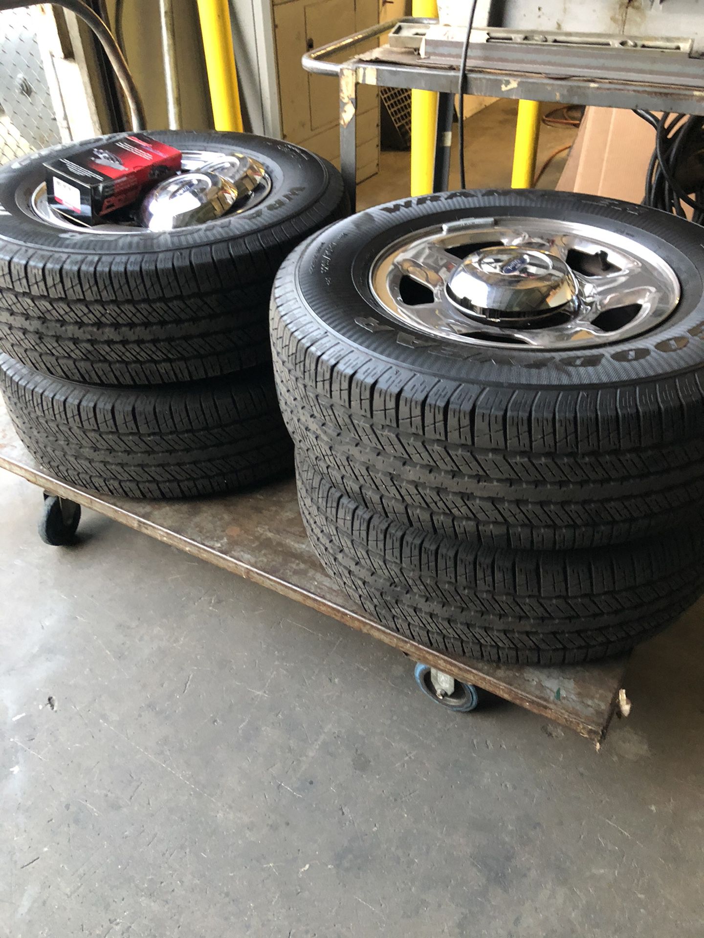 Rims/ new tires / originals ford f 150 6 holes. 265/ 70/17