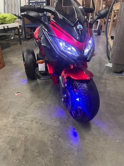 Anykoon 12V 3-Wheel Kids Electric Ride On Motorcycle, Battery Motorbike w/PU Seat, Light-Up Wheels Red Ages 3-6