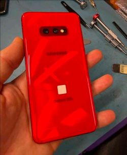 Samsung Galaxy S10e- 128GB Red limited edition + 5,000mah battery