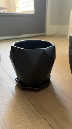 5 inch black pot