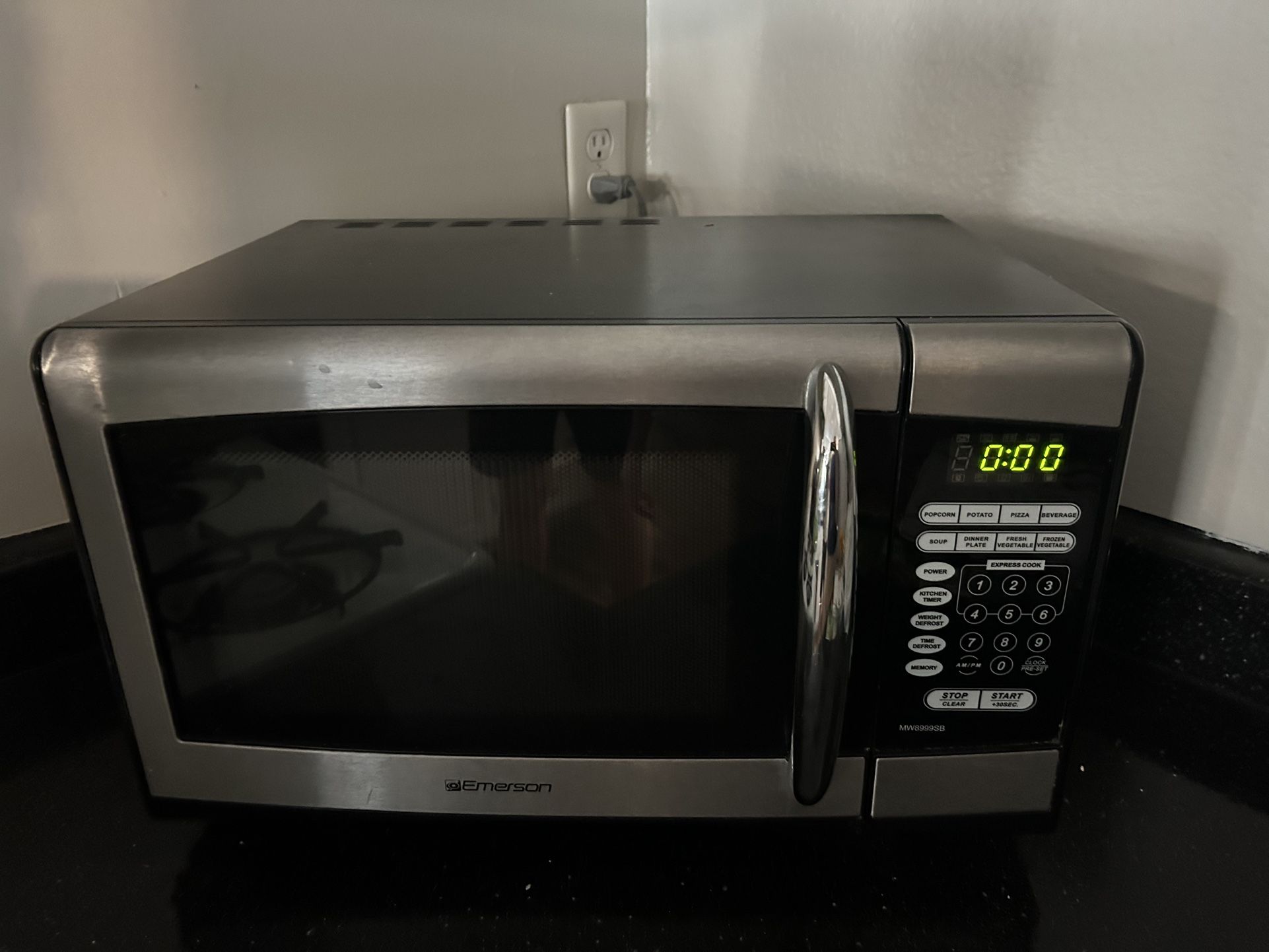 Emerson Microwave 900 Watts