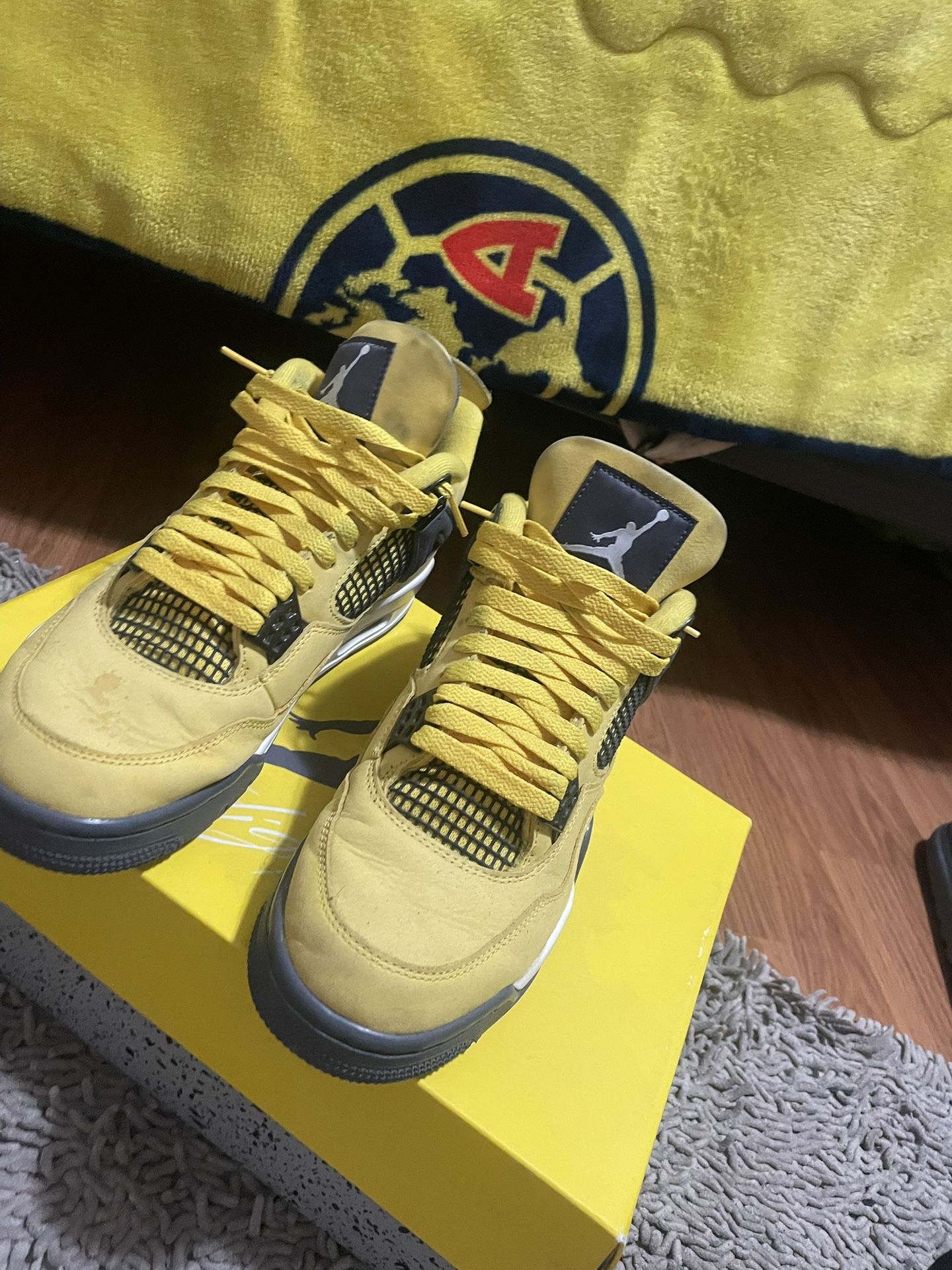 Jordan 4 Lightnings