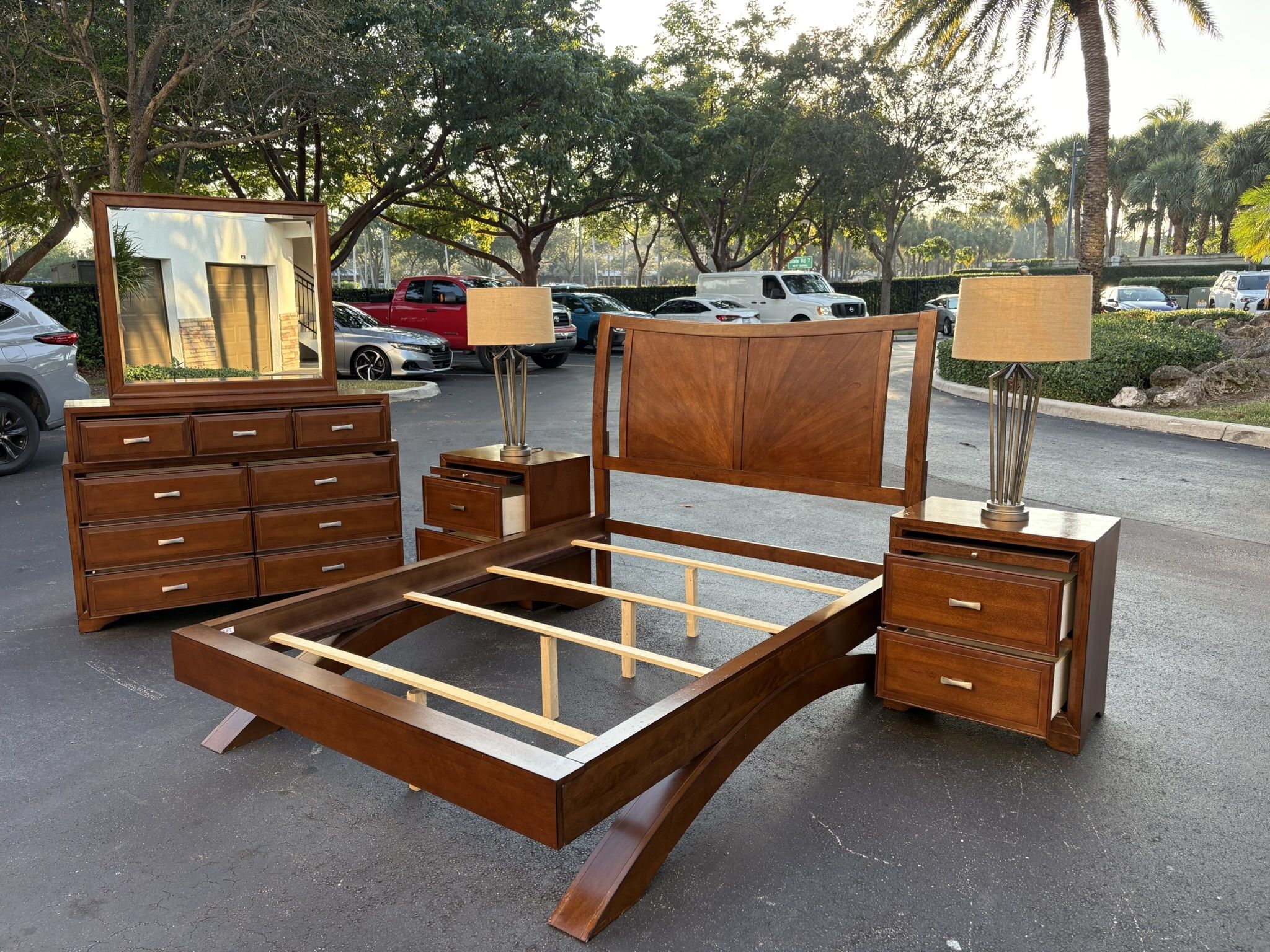 Beautiful Bedroom Set Queen Size Solid Wood Dark Brown Color In Excellent Condition 