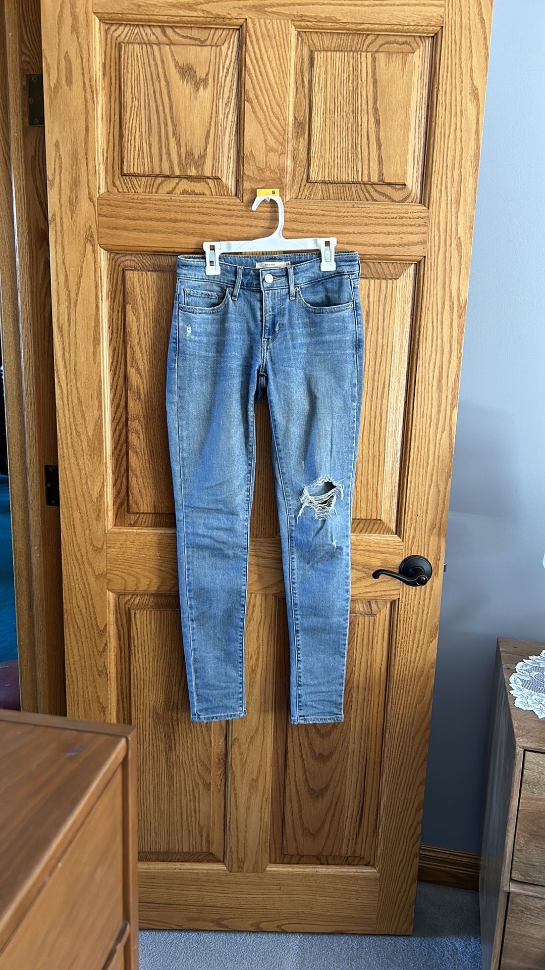 Levi’s 711 Distressed Skinny Jeans