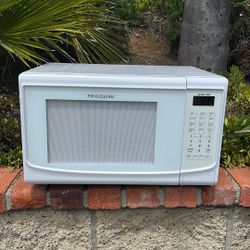 FRIGIDAIRE MICROWAVE!!