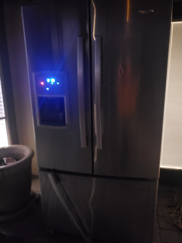 Whirlpool Refrigerator/must pick up/freezer going out