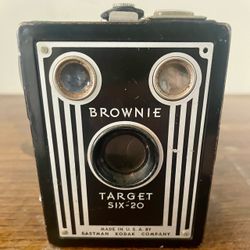 📸 Vintage Kodak Brownie Target Six-20 Camera – Classic Collectible