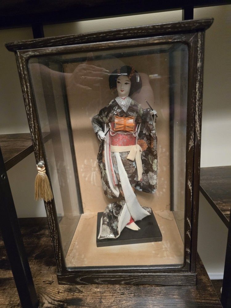 Vintage Japanese Geisha Doll In Glass Case