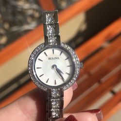 Great Gift!! Beautiful Bulova Swarovski Crystal Watch. ❤️ Makes Great a Gift!!😍