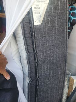 Simmons Queen size pillow top mattress