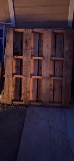 7 wood pallets clean.