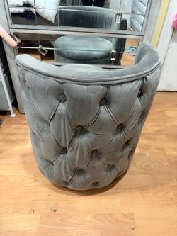 Upholstered seat with storage
