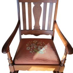Antique Rocking Chair – Excellent Condition 