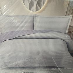 Reversible Solid Quilt W/ Pillow Shams