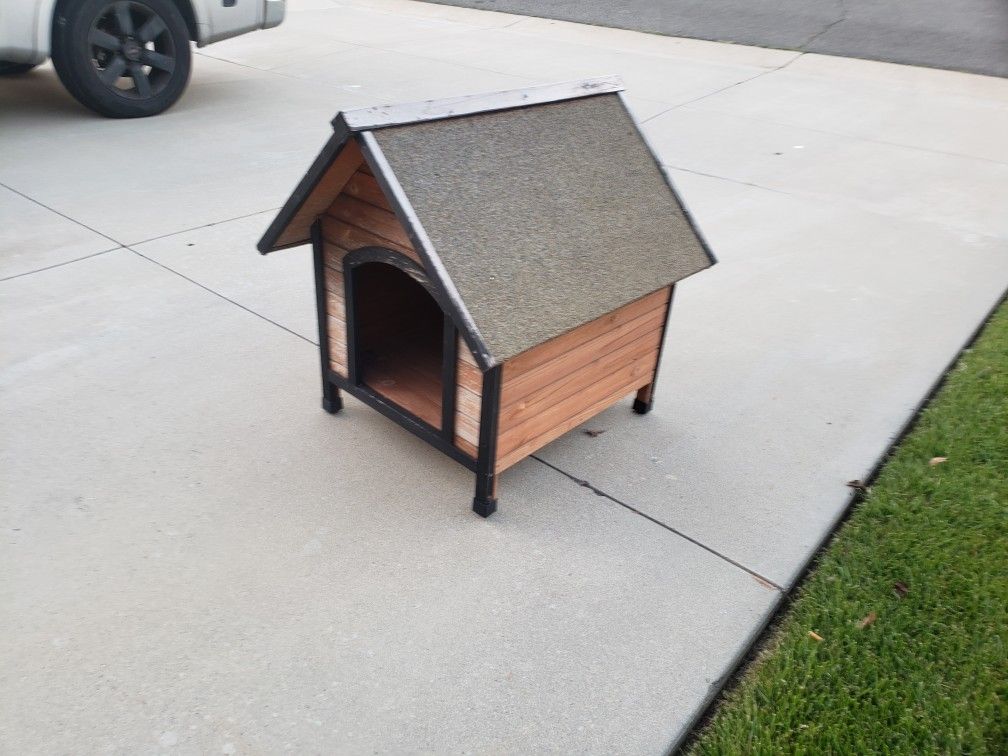 small / medium wooden dog house
