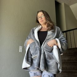 NEW Wearable Blanket Throw Gray White Plush Wrap HAU726GR Pockets Cozy One Size fits all