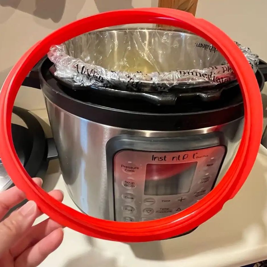 Mini Red Crock-Pot for Sale in Arlington, VA - OfferUp