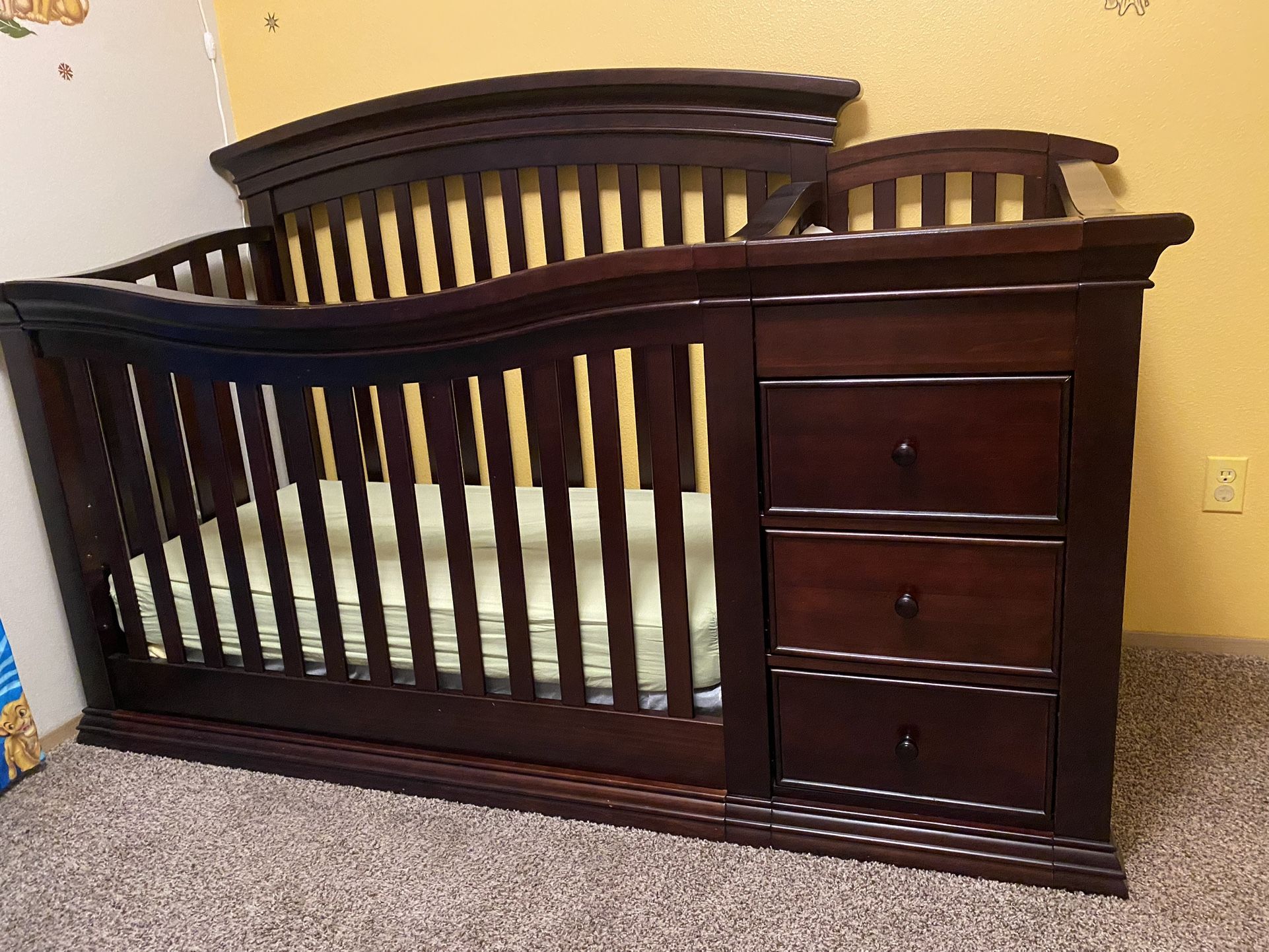 3-in-1 Crib Like New with Changer, Drawers,  Shelfs and Rails