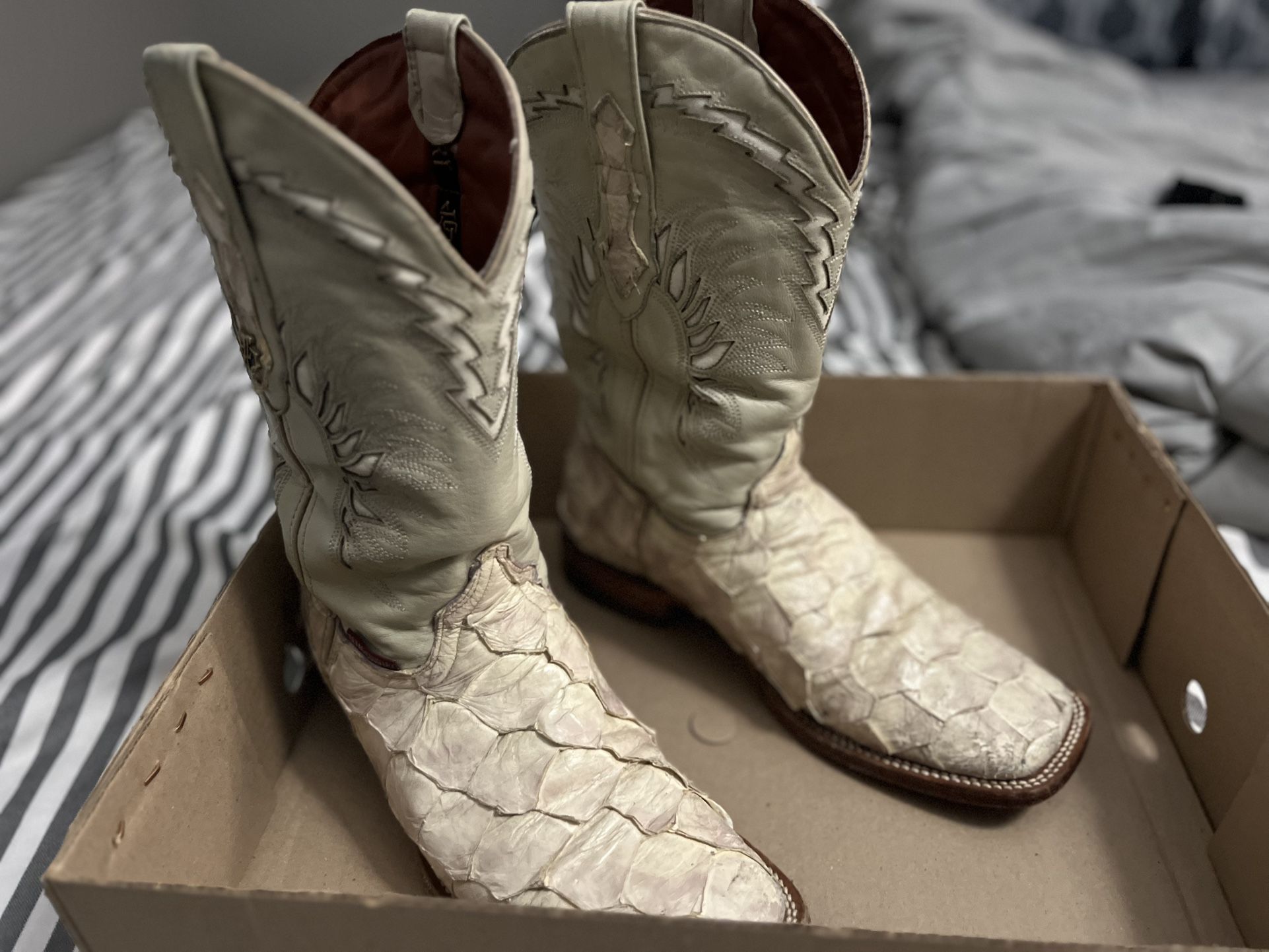 Texas Country White Fish leather print Men’s size 9