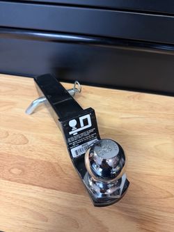 Trailer Hitch Mount with 2 in. Ball and Pin. Excellent Condition ( Pickup Camino al norte and Tropical )