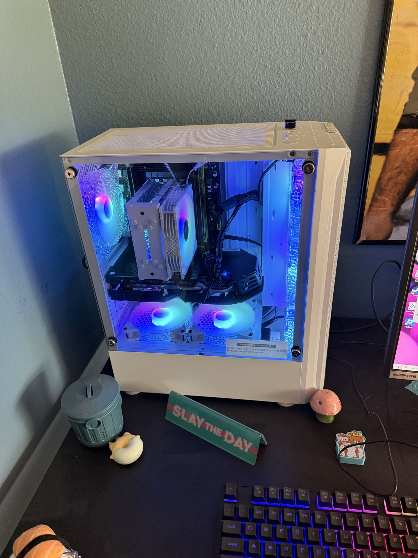 Gaming PC w/ curved 24 in monitor