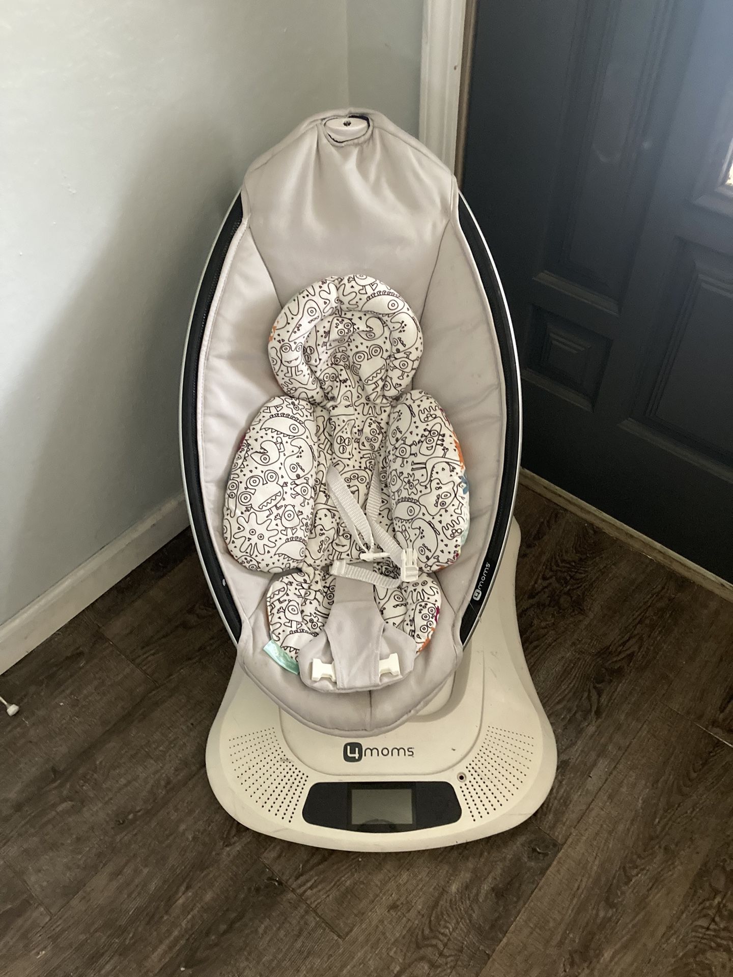 4 moms Mamaroo Swing