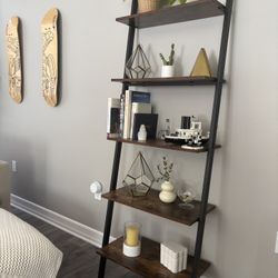 Solid wood leaning bookcase 