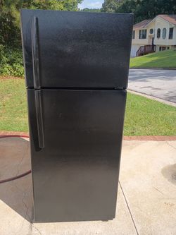 4GE 18 Cu Ft Black Top-Freezer Refrigerator