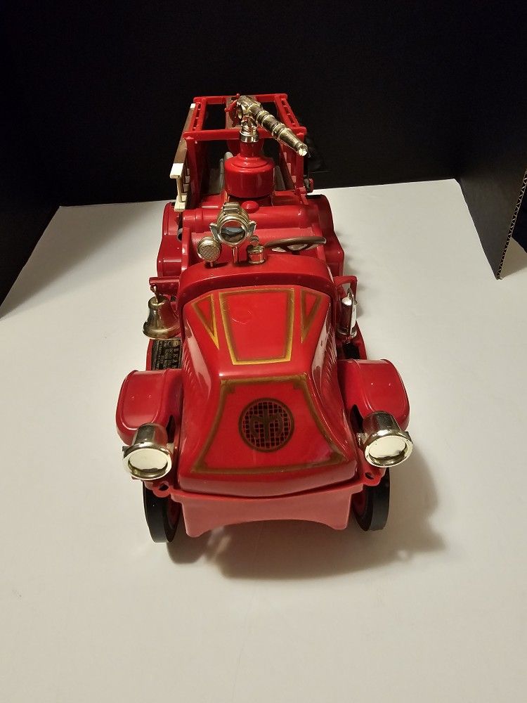 Jim Beam Bulldog Mack 1917 Model Fire Engine #2 Decanter Kentucky Bourbon Empty