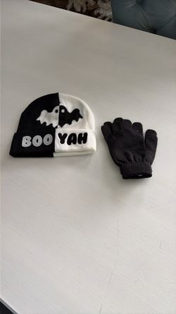 women’s Black-And-White Toboggan And Glove Set