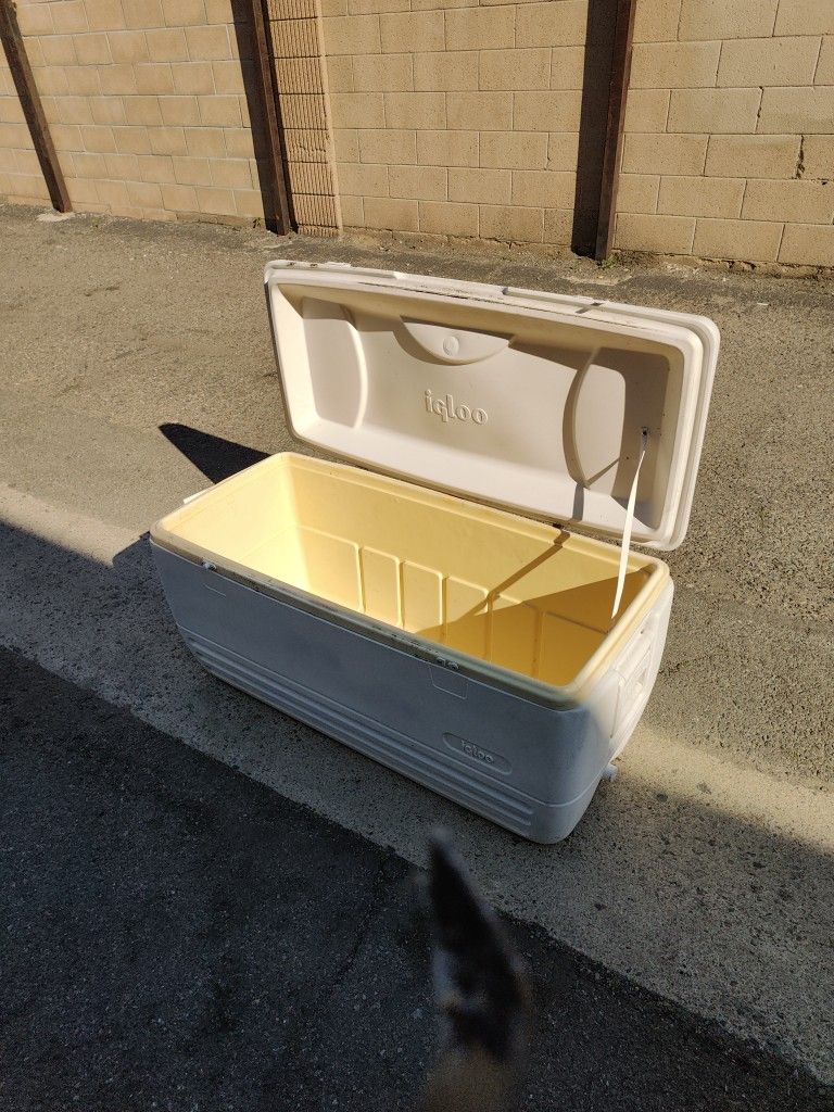 Big Cooler/ Igloo/Yelera Grande