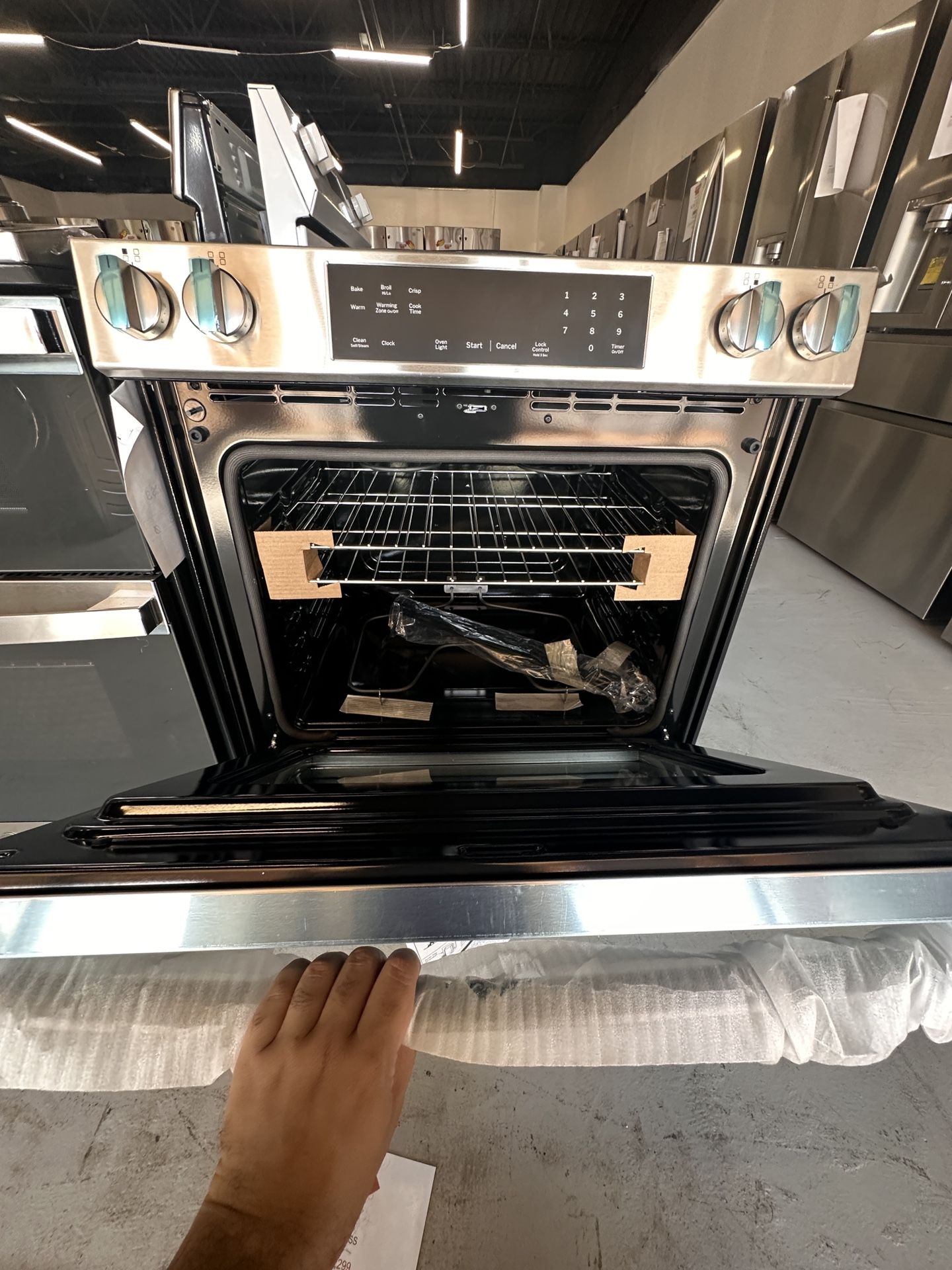 GE Slide In Electric Stove (GRS500PVSS)