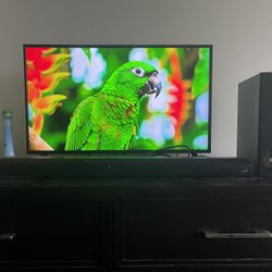 Samsung 32” QLED 4K Vision AI Smart TV + Polk Signa S2 Soundbar/Sub (MINT)