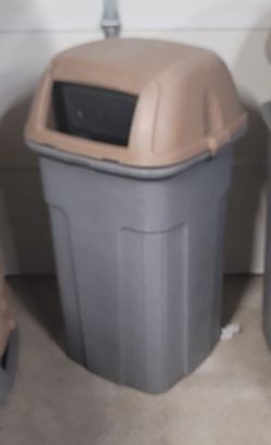 Toter Heavy Duty Commercial Trash Cans