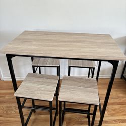 Kitchen Table w/ 4 Matching Stools