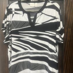 Chicos split neck top size 1=Medium